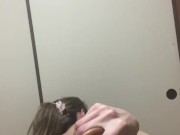 18 enne vergine mostra la fica rasata e infila un super dildo nell’ano rasato   15/16