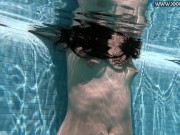 Russian pornstar Jessica Lincoln gets horny underwater 14/16