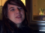 Junge Schweizerin masturbiert leidenschaftlich auf Sofa 11/16