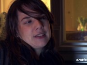 Junge Schweizerin masturbiert leidenschaftlich auf Sofa 12/16