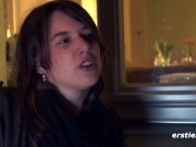 Junge Schweizerin masturbiert leidenschaftlich auf Sofa 14/16