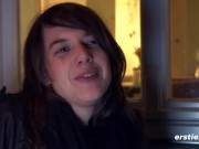 Junge Schweizerin masturbiert leidenschaftlich auf Sofa 15/16