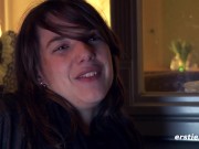 Junge Schweizerin masturbiert leidenschaftlich auf Sofa 16/16