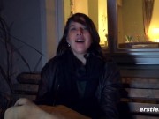 Junge Schweizerin masturbiert leidenschaftlich auf Sofa 2/16