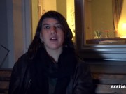 Junge Schweizerin masturbiert leidenschaftlich auf Sofa 4/16