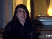 Junge Schweizerin masturbiert leidenschaftlich auf Sofa 6/16