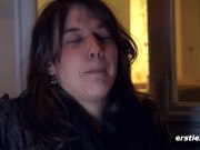 Junge Schweizerin masturbiert leidenschaftlich auf Sofa 8/16