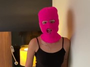 Поймал воровку с поличным. Отсосала незнакомцу. Кончил на лицо. 3/16