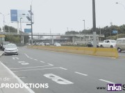 A vísperas de navidad, latina ambulante recibe su pedazo de carne 1/16