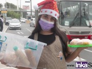 A vísperas de navidad, latina ambulante recibe su pedazo de carne 16/16