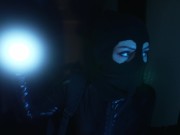 The policeman caught the robber in the apartment 1/16