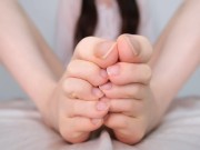 【足フェチ動画】めちゃくちゃに舐めてふやけた足を使って足コキします♡美脚/生足/素人/個人撮影 1/16