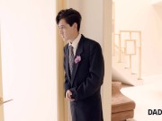 . Das zierliche Mädchen ist nicht verärgert, wenn es mit dem Schwiegervater fertig wird 15/16