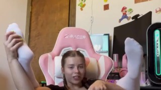 Thicc ass pawg pretzel folds in gaming chair with octopus dildo ...
