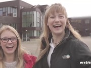 Deutsche Mädels vergnügen sich in einer Bibliothek in Berlin