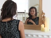 Dark Haired Belinda Displays Her Hot Body And Bare Feet For The Camera 5/16