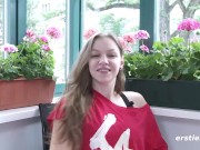 Deutsche Studentin wird ganz feucht als sie sich befriedigt 2/16