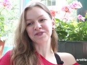 Deutsche Studentin wird ganz feucht als sie sich befriedigt 7/16