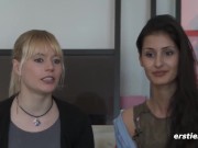 Geile deutsche Mädels haben Spaß mit einem Doxy-Massagestab 13/16