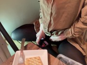 ズームで友達の誕生日会中、尿意を催しバレないように少しずつおもらしするも 11/16