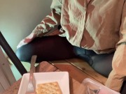 ズームで友達の誕生日会中、尿意を催しバレないように少しずつおもらしするも 13/16