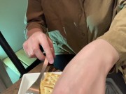 ズームで友達の誕生日会中、尿意を催しバレないように少しずつおもらしするも 2/16