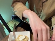 ズームで友達の誕生日会中、尿意を催しバレないように少しずつおもらしするも 4/16