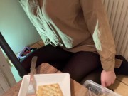 ズームで友達の誕生日会中、尿意を催しバレないように少しずつおもらしするも 9/16