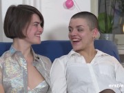 Polyamoröse Berliner Mädels vögeln miteinander 9/16