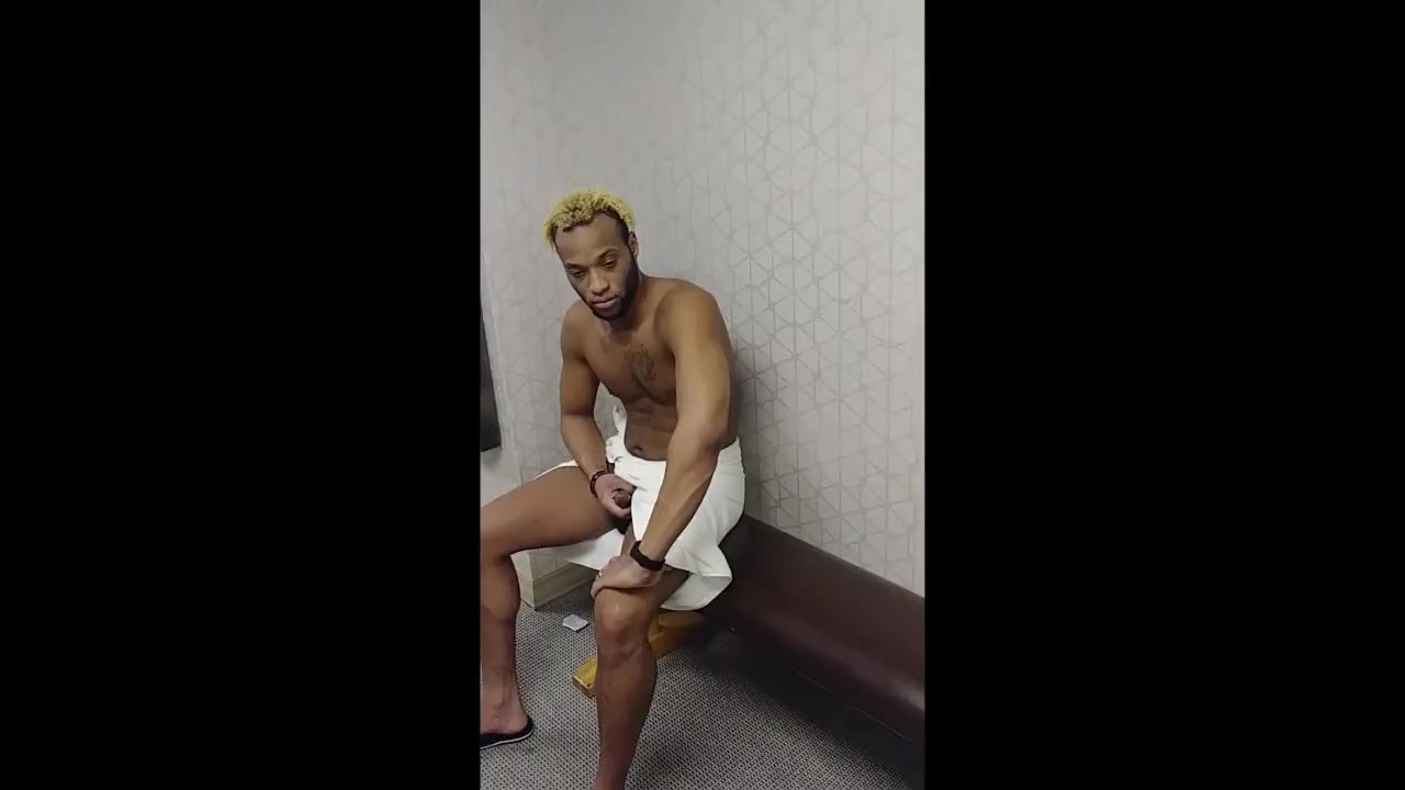 1280px x 720px - Bear catches guy jerking off in the locker room - RedTube