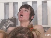 Geile deutsche Blondine verwöhnt Freundin mit großem Dildo 10/16
