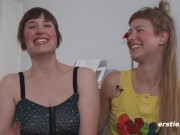 Geile deutsche Blondine verwöhnt Freundin mit großem Dildo 14/16