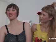 Geile deutsche Blondine verwöhnt Freundin mit großem Dildo 6/16