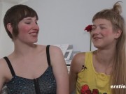 Geile deutsche Blondine verwöhnt Freundin mit großem Dildo 9/16