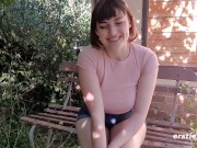 Nat&uuml;rliches M&auml;del mit deutschen Wurzeln spielt mit ihrer haarigen Muschi 3/16