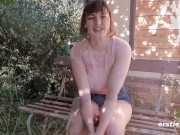 Nat&uuml;rliches M&auml;del mit deutschen Wurzeln spielt mit ihrer haarigen Muschi 5/16