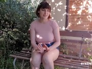 Nat&uuml;rliches M&auml;del mit deutschen Wurzeln spielt mit ihrer haarigen Muschi 9/16