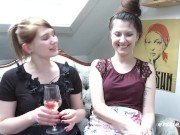 Deutsche Studentin fesselt und verwöhnt ihre österreichische Freundin 12/16