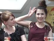 Deutsche Studentin fesselt und verwöhnt ihre österreichische Freundin 2/16
