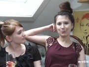 Deutsche Studentin fesselt und verwöhnt ihre österreichische Freundin 3/16