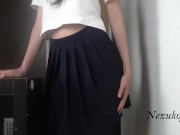 日本人の女の子がすべての蜂蜜をグラスに入れ、ストッキングを掛けました。 1/16