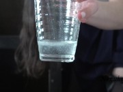 日本人の女の子がすべての蜂蜜をグラスに入れ、ストッキングを掛けました。 16/16