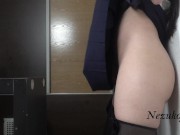 日本人の女の子がすべての蜂蜜をグラスに入れ、ストッキングを掛けました。 5/16