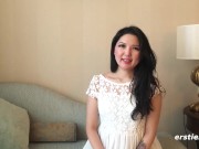 Exhibitionistin zeigt wie sie am liebsten masturbiert 2/16