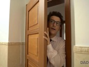 DADDY4K. Después de apreciar el apartamento, el hombre invita a la novia de su hijastro a la cama 1/16