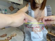 バレンタインに裸エプロンでアナル舐め＆騎乗位中出しSEXする可愛い女子大生彼女 素人カップル/10代/スレンダー/スマホ撮影/美少女/色白/無修正/English subtitles♡RYO＆YUU♡ 10/16