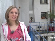 Junge Nürnbergerin vergnügt sich zu Hause mit einem Vibrator 11/16