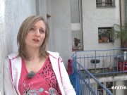 Junge Nürnbergerin vergnügt sich zu Hause mit einem Vibrator 14/16