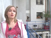 Junge Nürnbergerin vergnügt sich zu Hause mit einem Vibrator 3/16