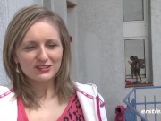 Junge Nürnbergerin vergnügt sich zu Hause mit einem Vibrator 5/16